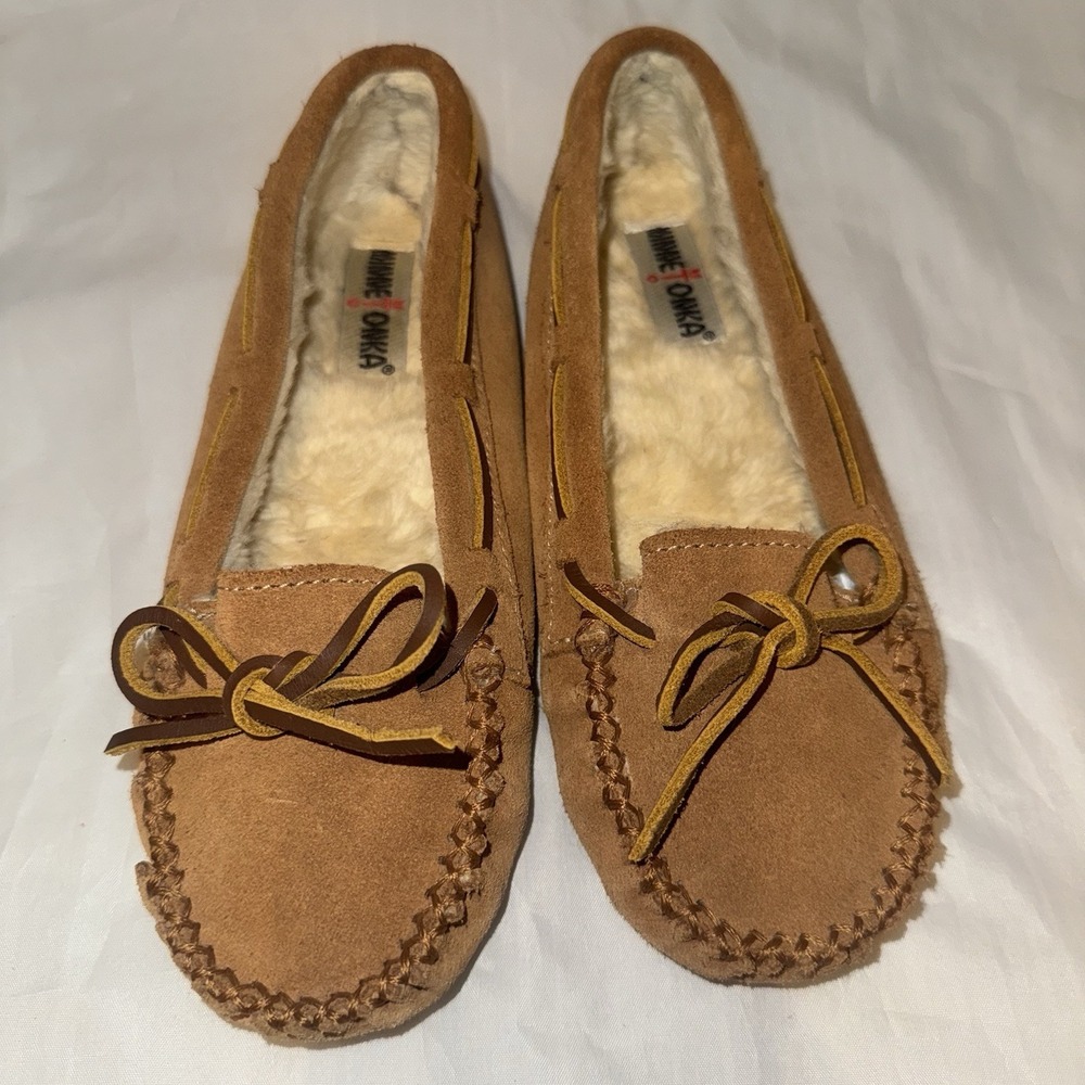 Minnetonka Women's Moccasins 7M  Faux Lined Shoes 4011 Tan‎ Leather Suede EUC